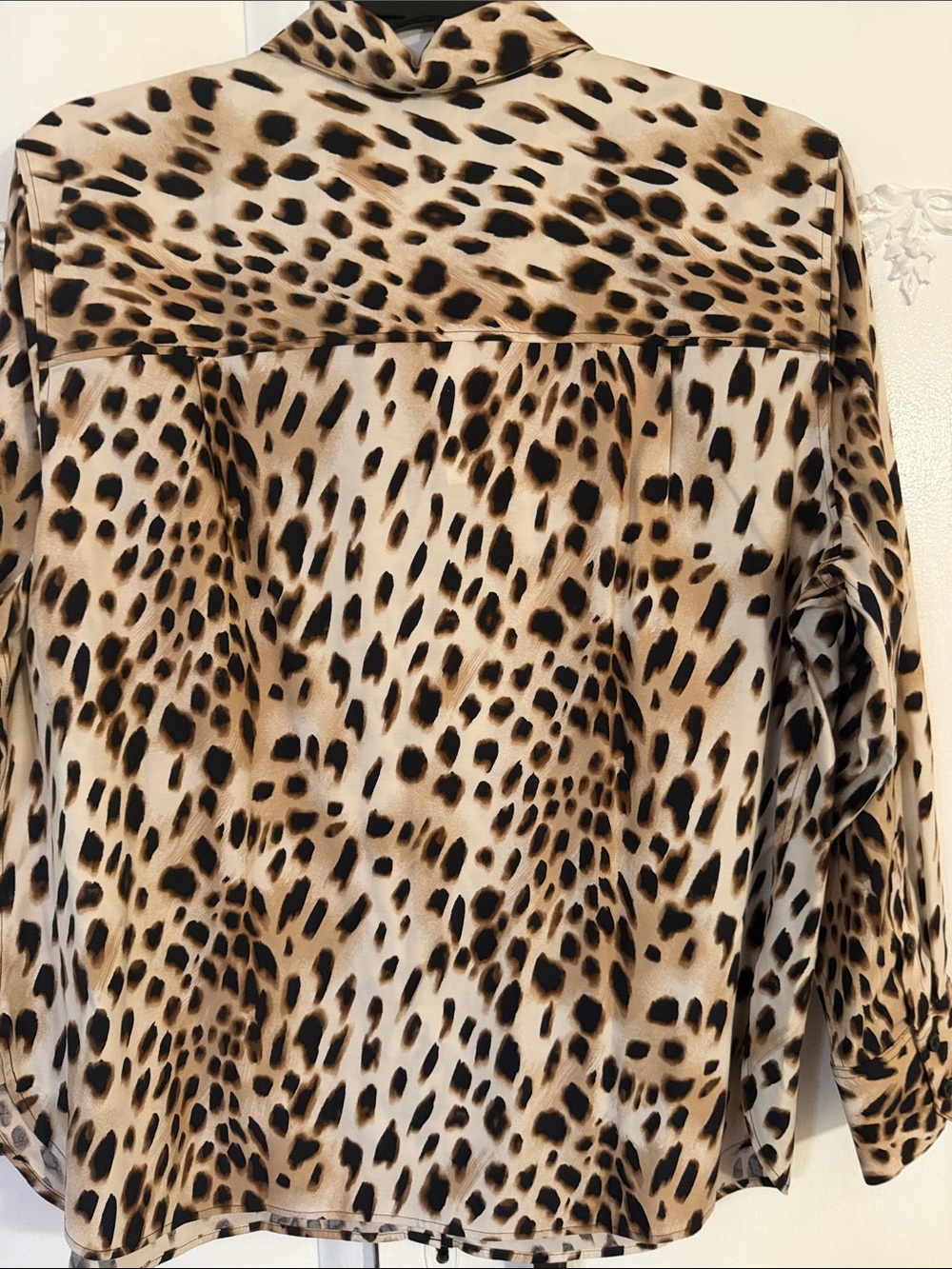 Chico's Wild Cheetah Print Button Down Shirt in No Iron Stretch. SZ 3.5. NWT - Picture 3 of 6